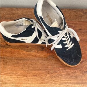 Gola Elan Sneakers Marine Blue Suede with contrasting white stripes.